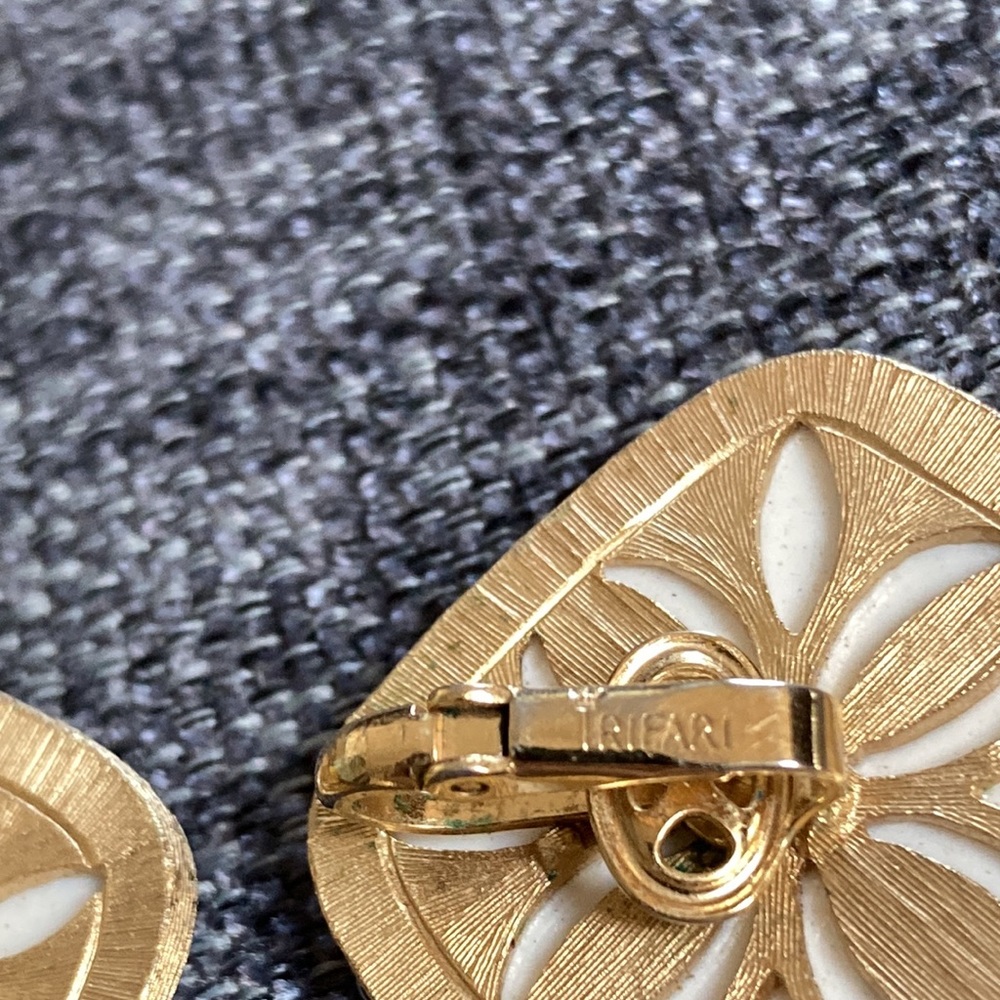 Vintage Trafari Clip Earrings - Picture 6 of 6